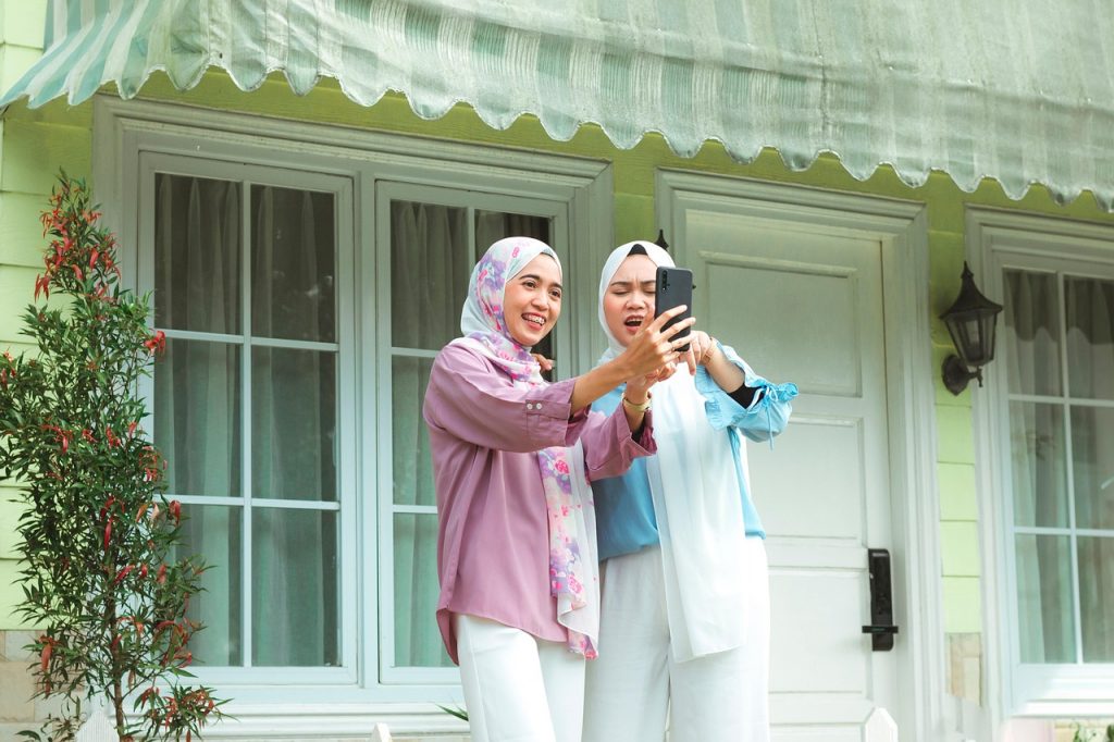 Die Evolution des Datings: Von Chatrooms zu Videocalls