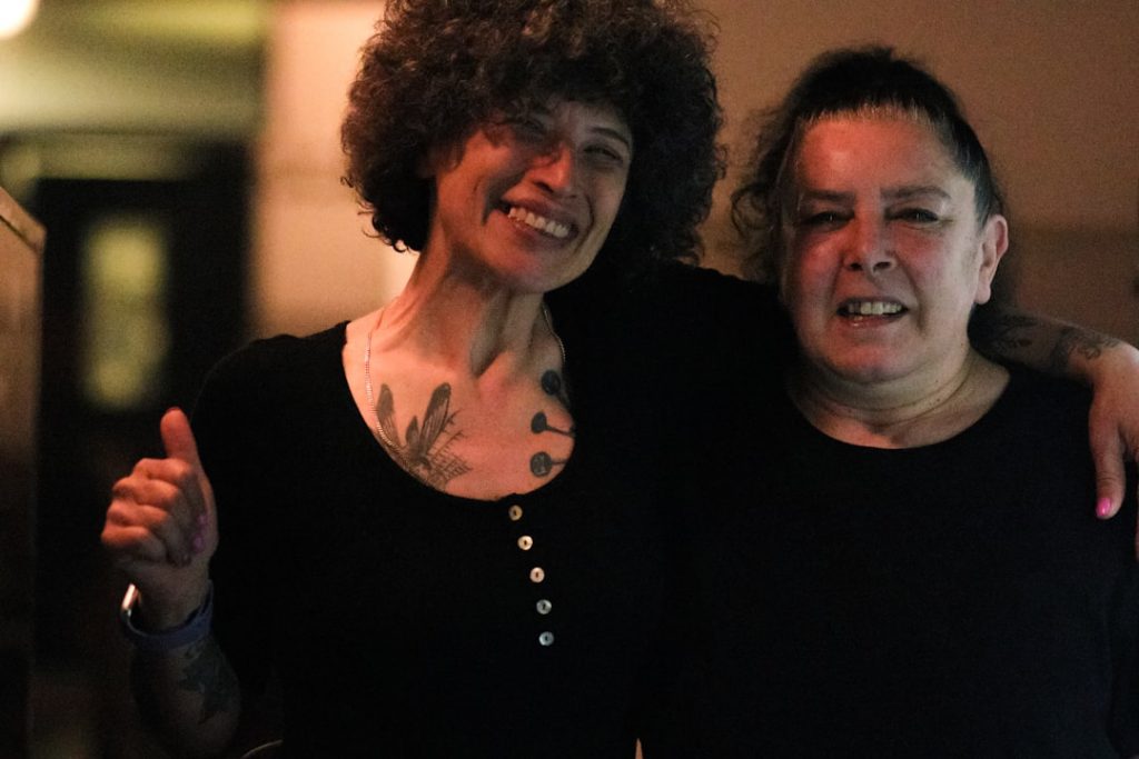 Wie man ein gefälschtes virtuelles Romantik Profil erkennt ein kurzer Lesestoff