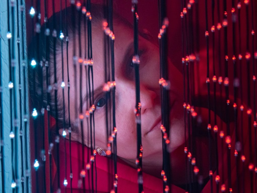 Die verrückten Dinge die in Beziehungen durch Bildschirme passieren für Menschen die Chatten lieben