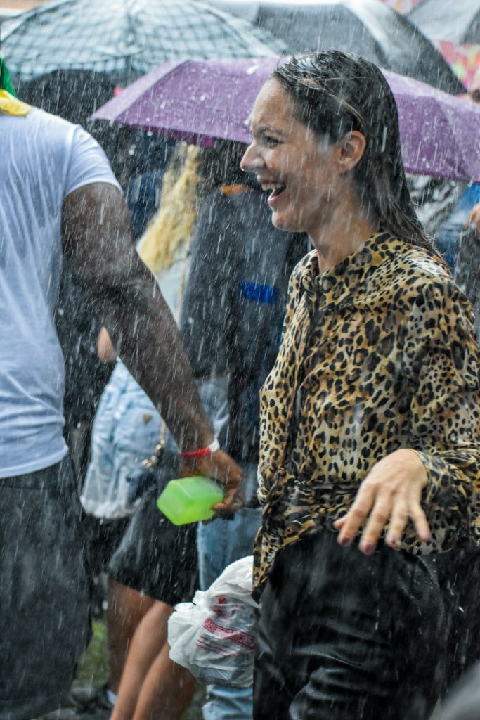 Warum Humor Barrieren Überwindet